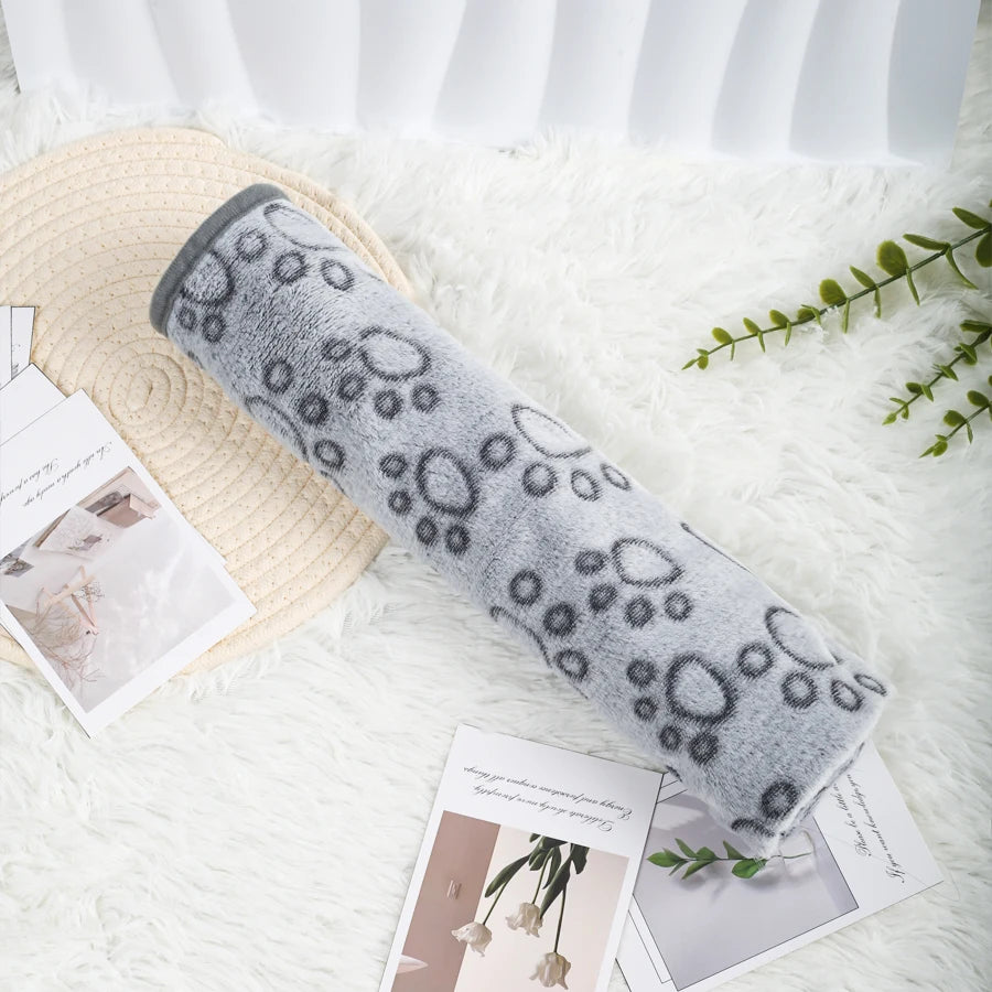 The flannel pet blanket for autumn and winter can be used as both a bed and a cushion and is a must-have for home use and travel