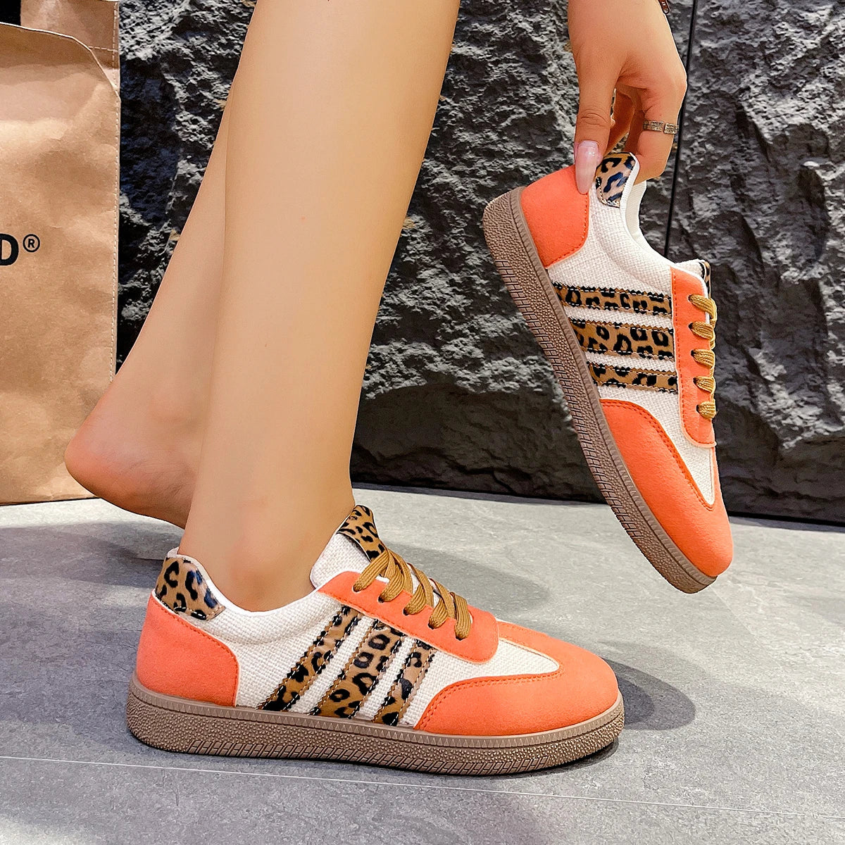 Women's Fashion Leopard Print Decorative Flat-bottomed Casual Sports Shoes Color Matching Design Comfortable Low-top Shoes.