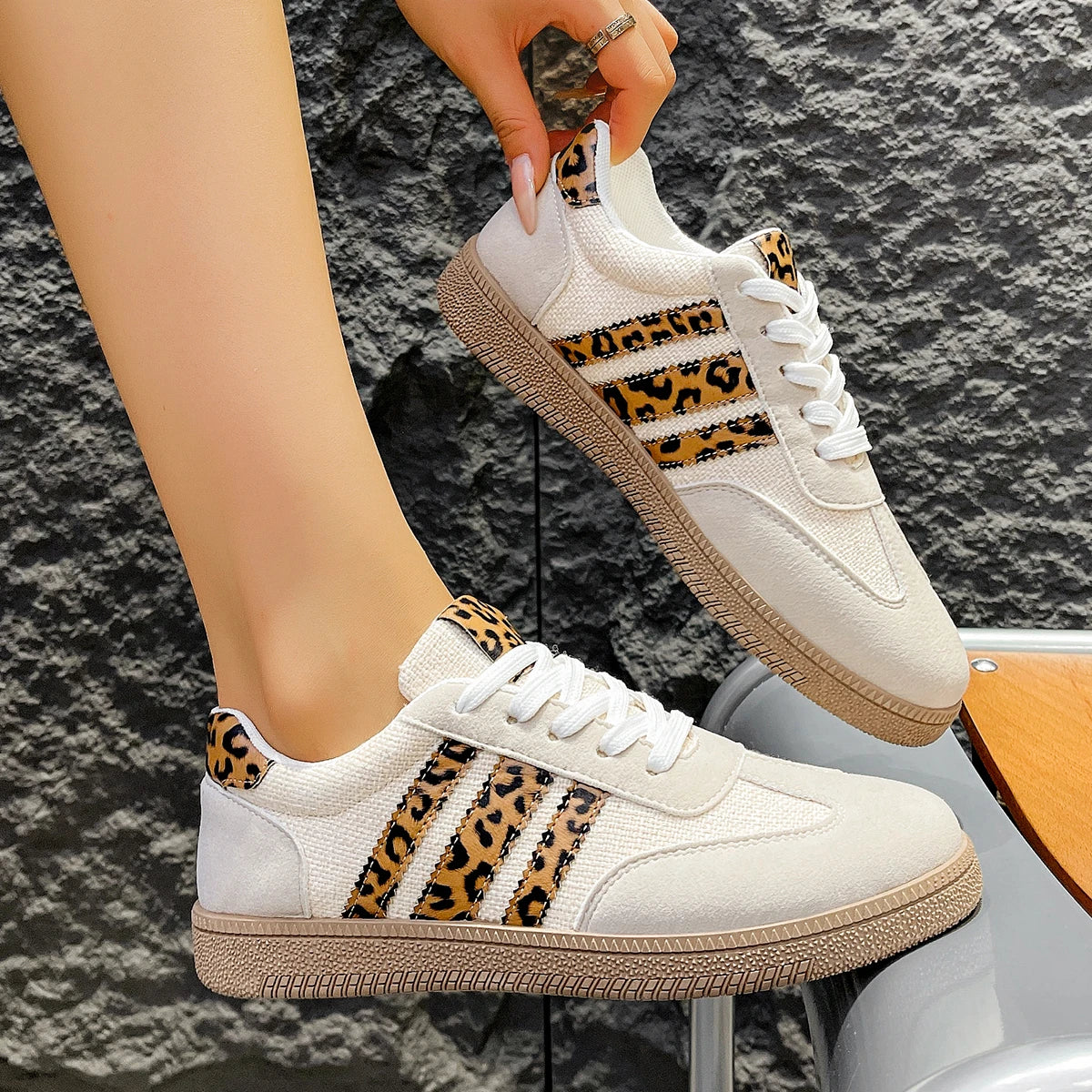 Women's Fashion Leopard Print Decorative Flat-bottomed Casual Sports Shoes Color Matching Design Comfortable Low-top Shoes.