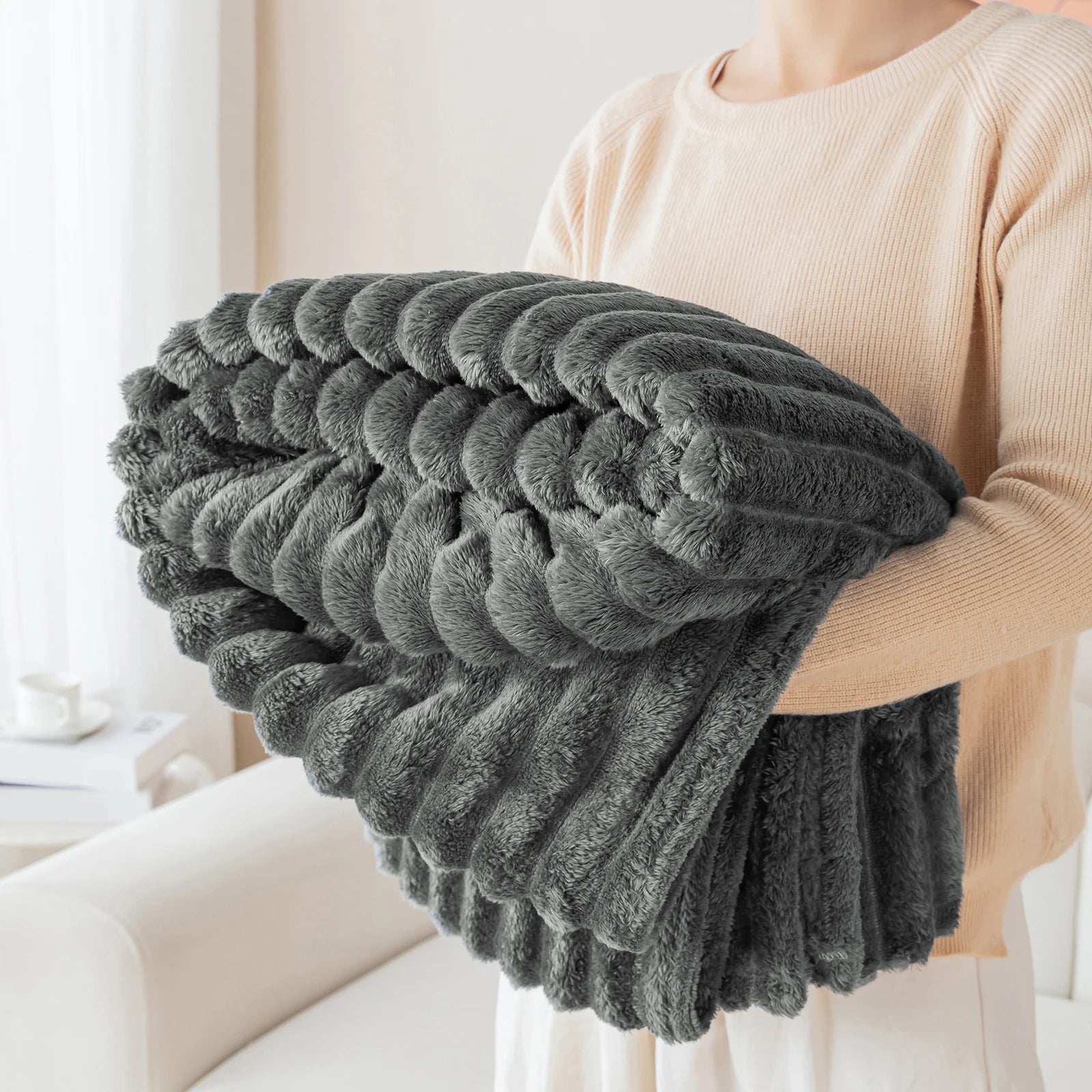 1pc thick and warm flannel blanket, a comfortable and warm blanket for bedrooms, suitable for sofas, beds, and seasonal gifts