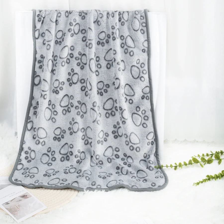 The flannel pet blanket for autumn and winter can be used as both a bed and a cushion and is a must-have for home use and travel