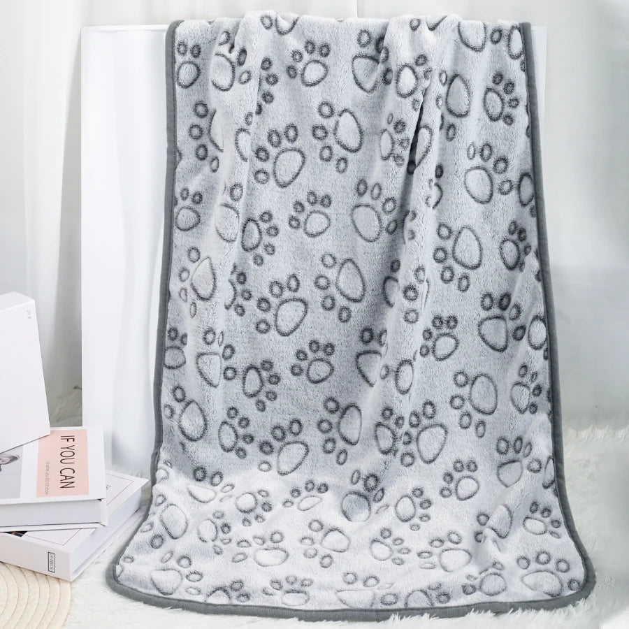 The flannel pet blanket for autumn and winter can be used as both a bed and a cushion and is a must-have for home use and travel