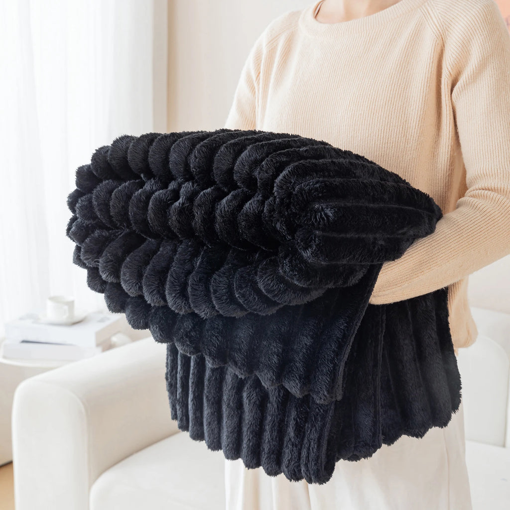 1pc thick and warm flannel blanket, a comfortable and warm blanket for bedrooms, suitable for sofas, beds, and seasonal gifts