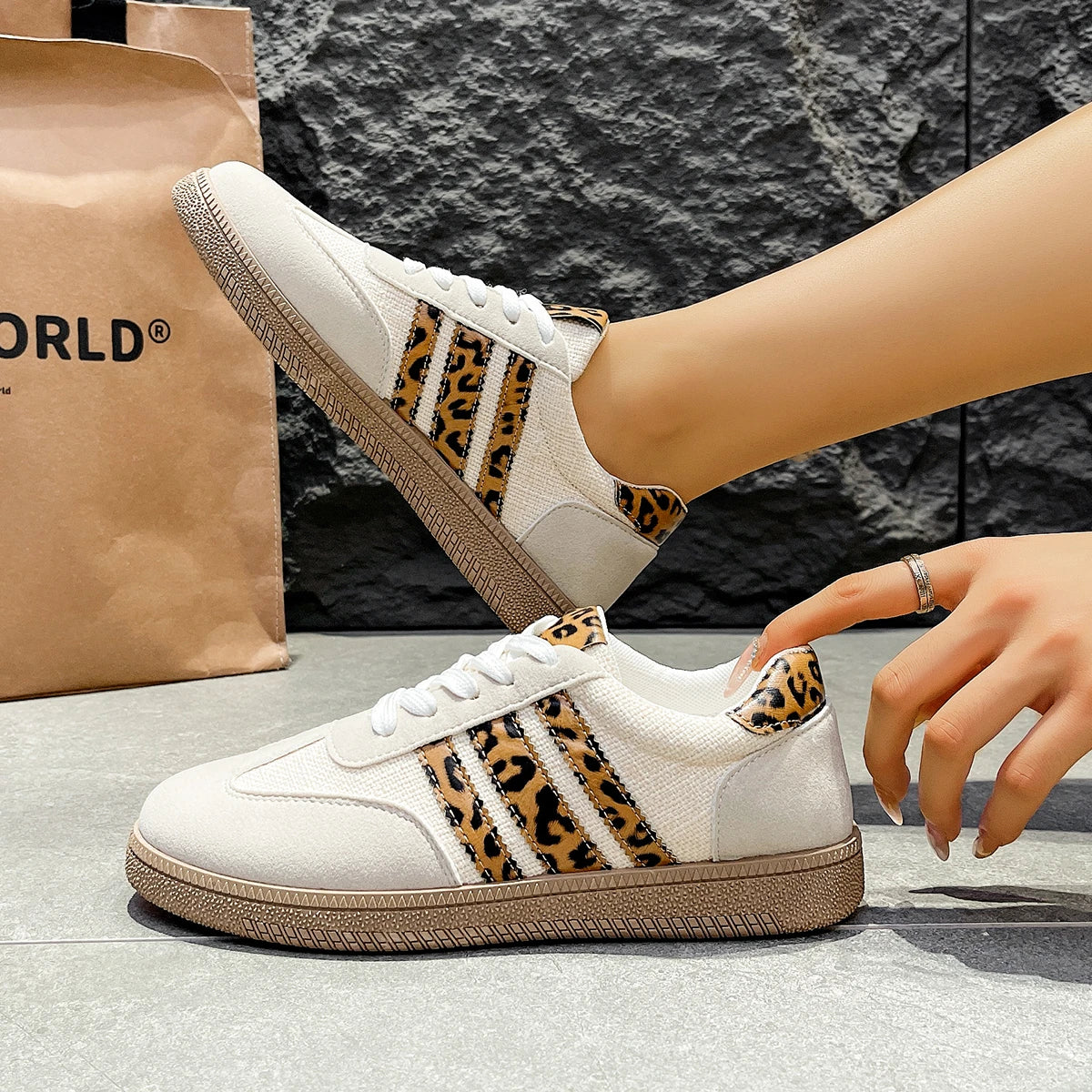 Women's Fashion Leopard Print Decorative Flat-bottomed Casual Sports Shoes Color Matching Design Comfortable Low-top Shoes.